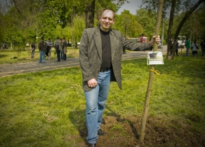 Bogdan Amiteteloae (LEVEL) a plantat un platan în Parcul Tineretului cu ocazia evenimentului GreenASUS (22.04.2010)