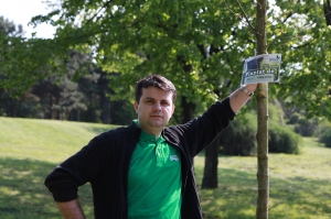 Ionut Paraschiv (Thinker) a plantat un platan în Parcul Tineretului cu ocazia evenimentului GreenASUS (22.04.2010)