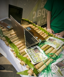 Modelul de laptop ASUS U53F Bamboo expus la evenimentul GreenASUS din Parcul Tineretului