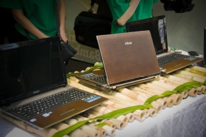 Modelul de laptop ASUS U53F Bamboo expus la evenimentul GreenASUS din Parcul Tineretului