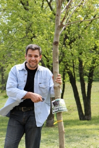 Mihai Cioceanu (TVR1) plantând un copac în Parcul Tineretului cu ocazia evenimentului GreenASUS (22.04.2010)