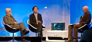 ASUS la CeBIT 2010: Jonney Shih si David Lewis vorbesc pe scena despre notebookul ASUS NX90