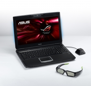 ASUS G51J 3D alaturi de ochelarii 3D
