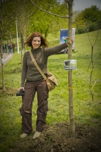 Sanda Nicola a plantat un platan în Parcul Tineretului cu ocazia evenimentului GreenASUS (22.04.2010)