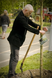 Virgil Ianţu plantând un copac în Parcul Tineretului cu ocazia evenimentului GreenASUS (22.04.2010)