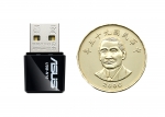 Mini-adaptorul wireless USB-N10 (comparat cu o moneda)