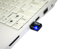 Mini-adaptorul wireless USB-N10 conectat la un laptop