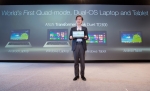 Jonney Shih, presedintele ASUS, prezentand Transformer Book Duet TD300 in conferinta de la CES2014