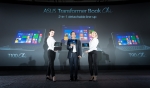 Jonney Shih (presedintele ASUS) prezinta Transformer Book Chi si ZenFone 2 cu prilejul conferintei ASUS de la CES 2015