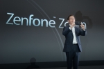 Jonney Shih (presedintele ASUS) prezinta smartphone-ul ZenFone Zoom cu prilejul conferintei ASUS de la CES 2015
