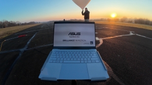 ASUS a trimis un ExpertBook Ultra la 8.856 metri pentru a testa durabilitatea în condiții reale