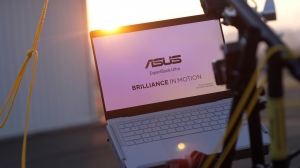 ASUS a trimis un ExpertBook Ultra la 8.856 metri pentru a testa durabilitatea în condiții reale