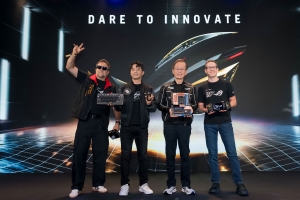(L-r) Ned Luke, gaming actor; Kris Huang, General Manager of ASUS Gaming Gears and Accessories; Jonney Shih, ASUS Chairman; Whiston Gordon, ASUS Senior Manager of Marketing Content