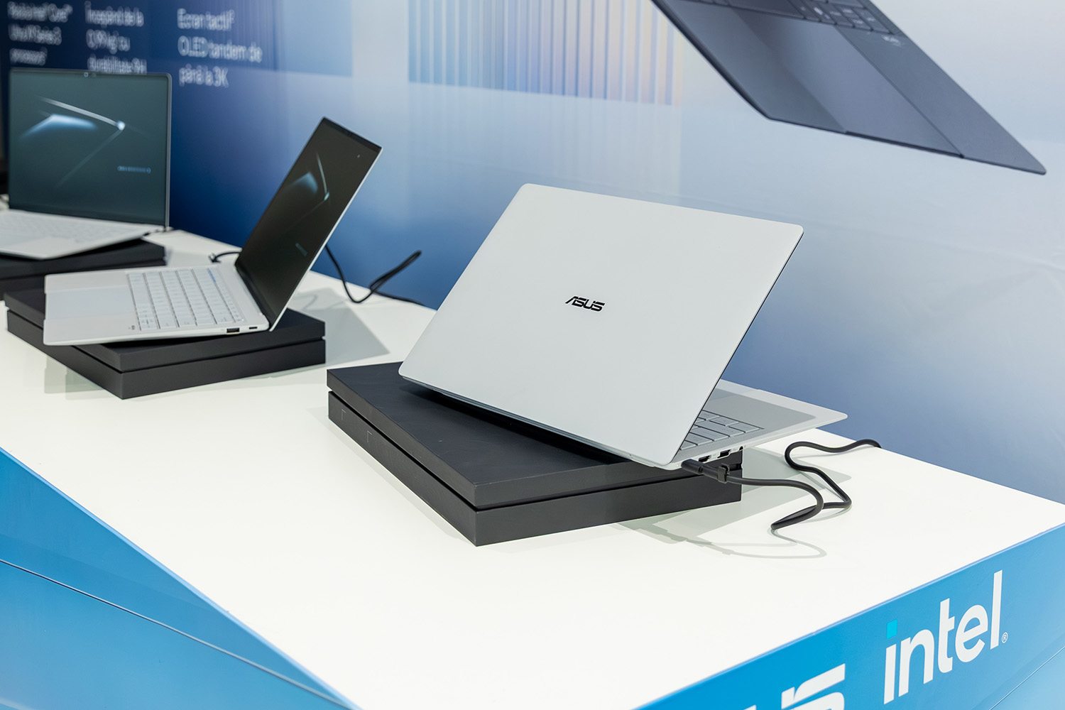 ASUS a lansat în România laptopul business ExpertBook Ultra